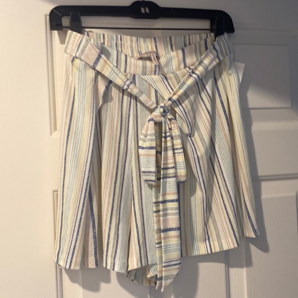 BCBG shorts L